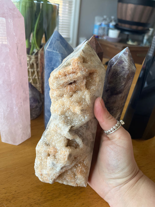 Limestone Breccia w Druzy Tower