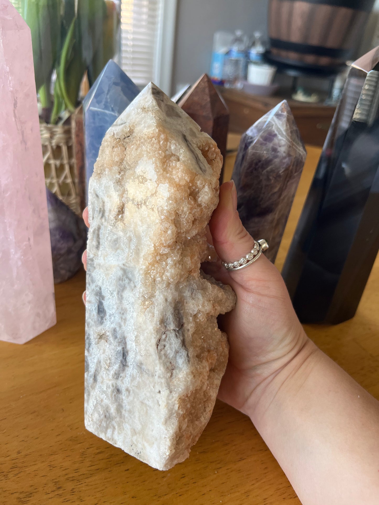 Limestone Breccia w Druzy Tower